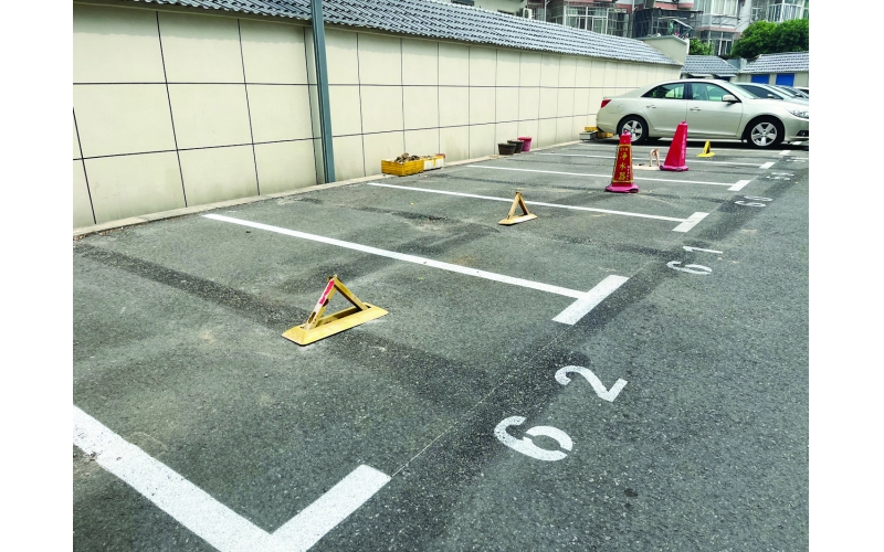 南京一小區(qū)車(chē)位長(zhǎng)期被地鎖侵占 社區(qū)回應(yīng)：近期物業(yè)公司會(huì)進(jìn)駐